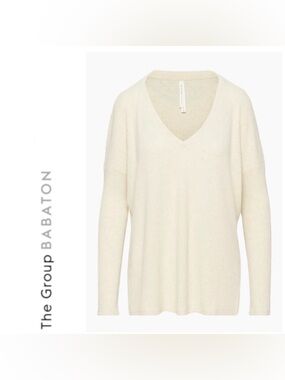 The Group Babaton by Aritzia, v-neck Traverse
Longsleeve top, Size 2, EUC